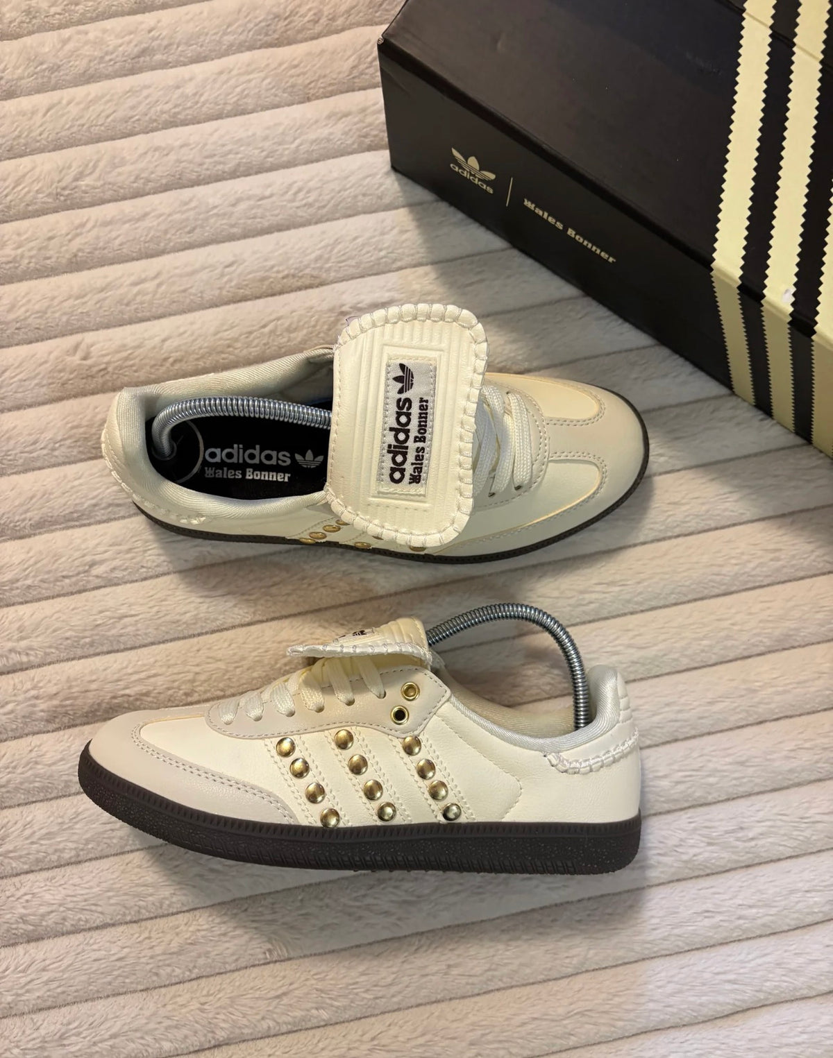 Zapatillas Bajas con Tachuelas Doradas - Crema