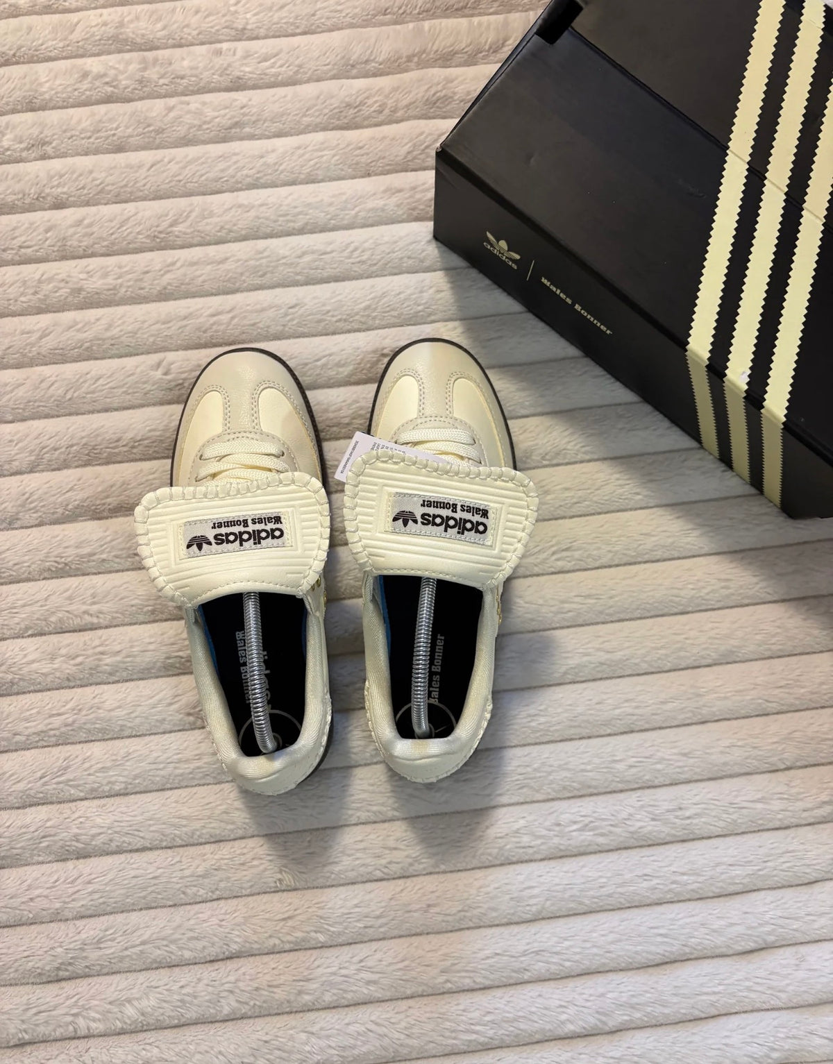 Zapatillas Bajas con Tachuelas Doradas - Crema